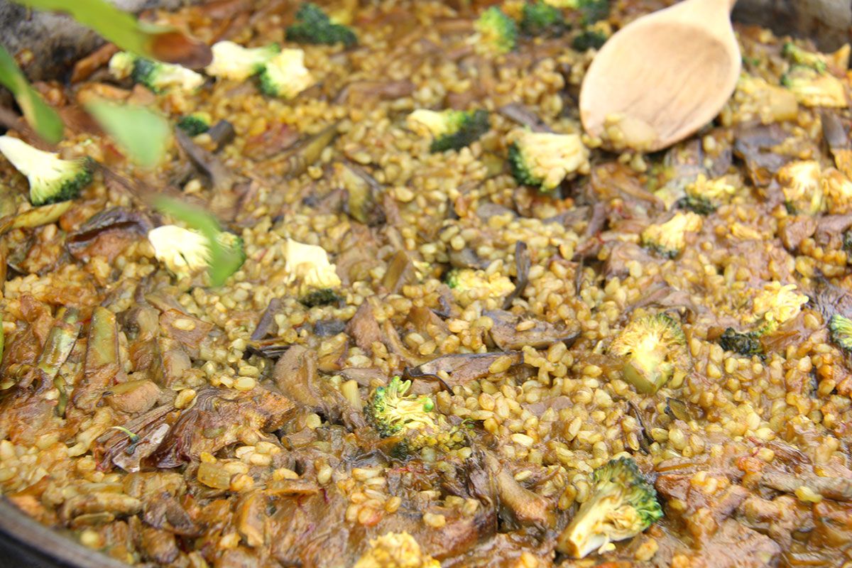 Paella vegetariana con arroz integral